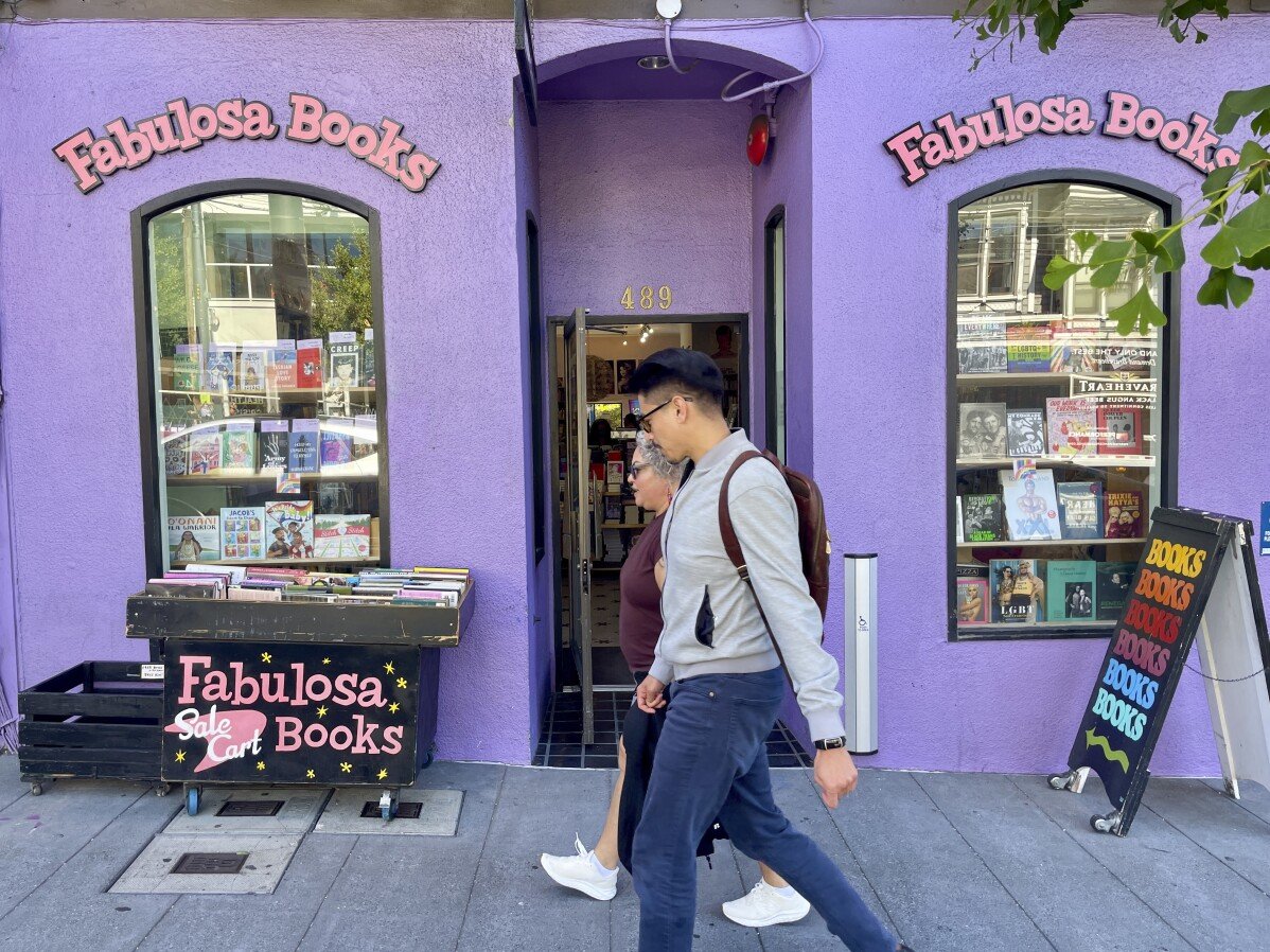 Sebuah kedai di San Francisco menghantar buku LGBTQ+ ke tempat-tempat di mana mereka dilarang