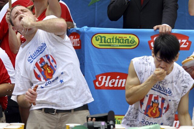 Juara makanan panas Joey Chestnut dan Takeru Kobayashi akan berhadapan dalam satu khas Netflix