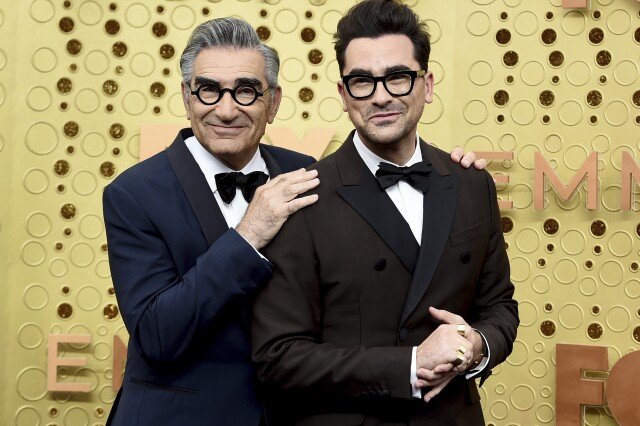 Eugene Levy dan Dan Levy akan membuat sejarah sebagai tuan rumah ayah-dan-anak pertama di Emmy